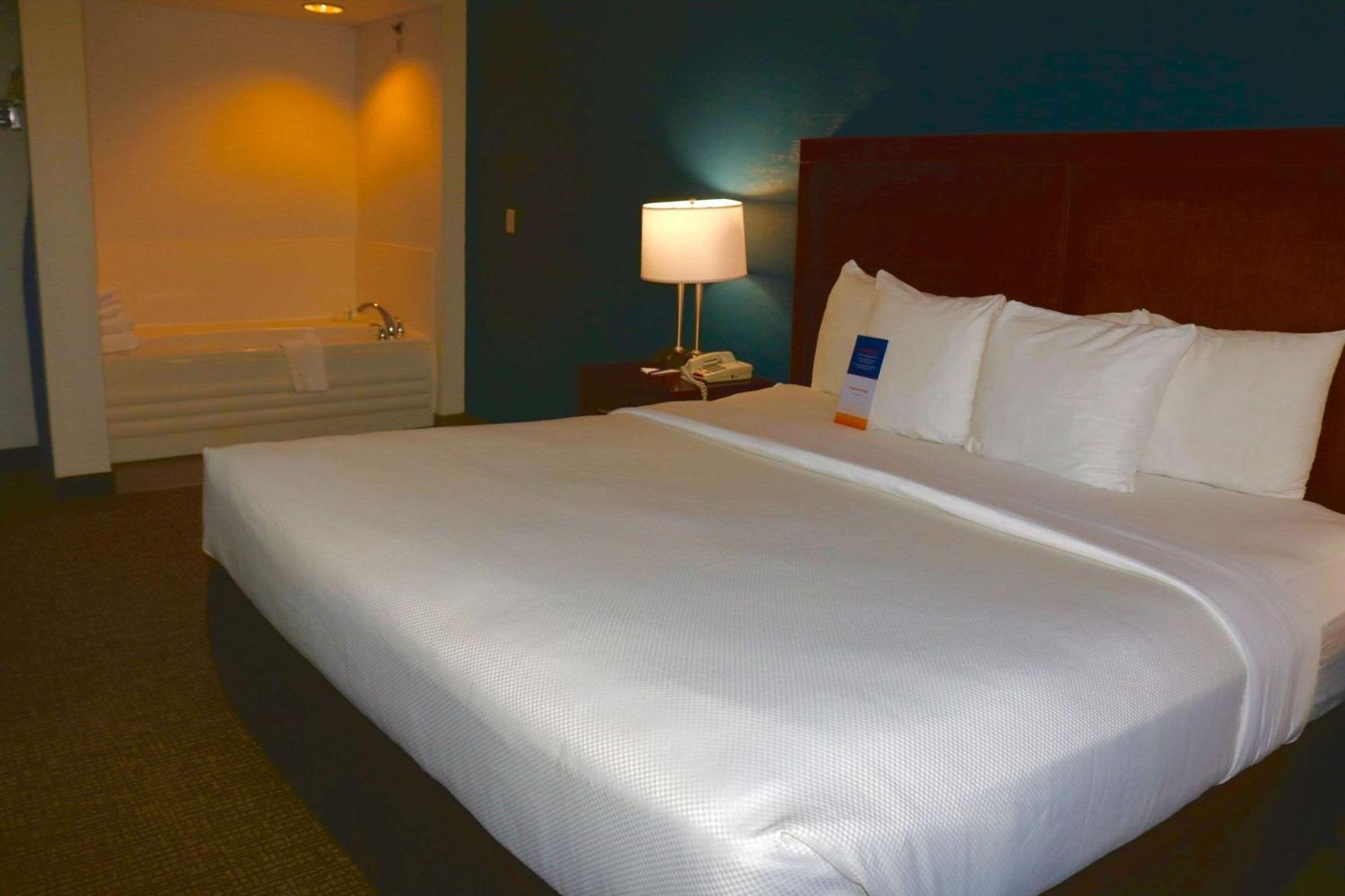 Comfort Suites Near Casinos Норидж Экстерьер фото